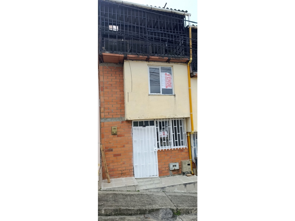 Se vende amplia casa de 3 pisos en La Hacienda Cuba