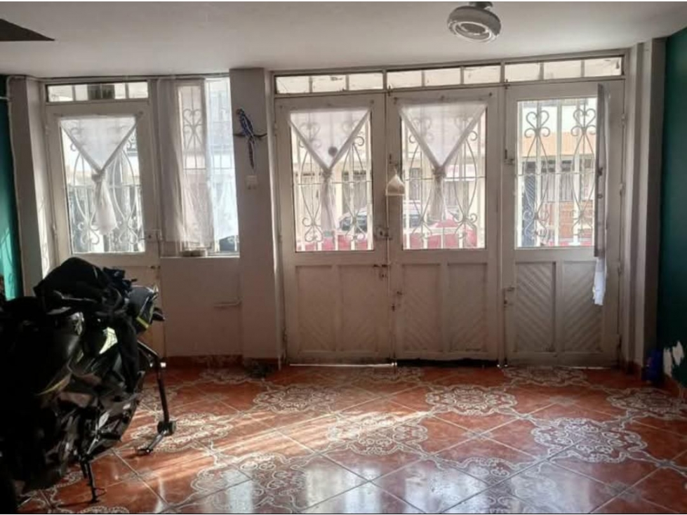SE VENDE CASA DE TRES NIVELES POR 2500 LOTES SECTOR CUBA PEREIRA