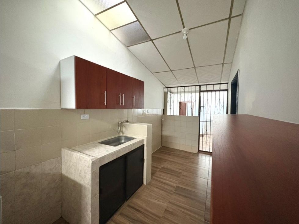 SE VENDE HERMOSA CASA CON GARAJE CERCA AL CENTRO
