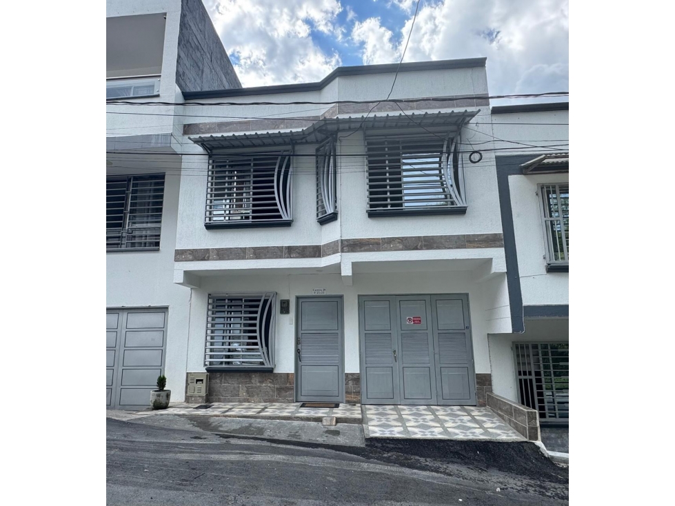Se vende hermosa casa tríplex en Mirador del Lago Dosquebradas