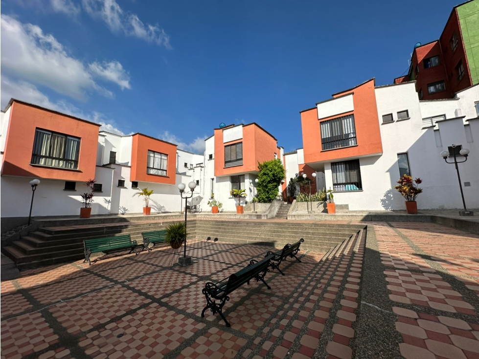 Se Vende Hermosa Casa De 2 Pisos en Armenia en el Centro