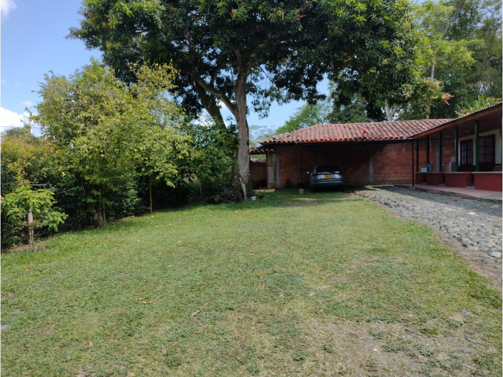SE VENDE FINCA HOTEL CERCA A CHINCHINA - 1
