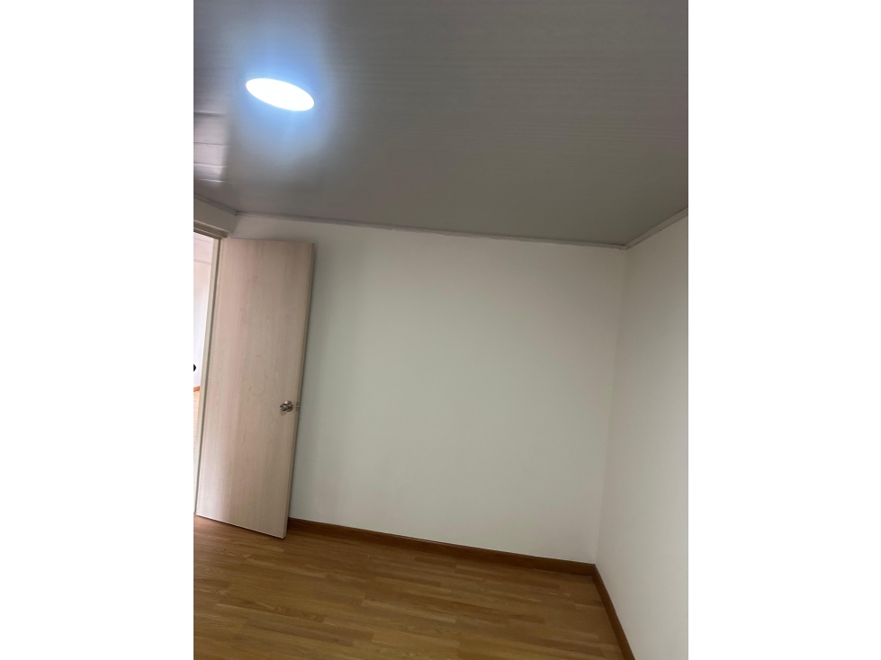 SE VENDE CASA REMODELADA EN LA VILLA CERCA AL ESTADIO — foto 2