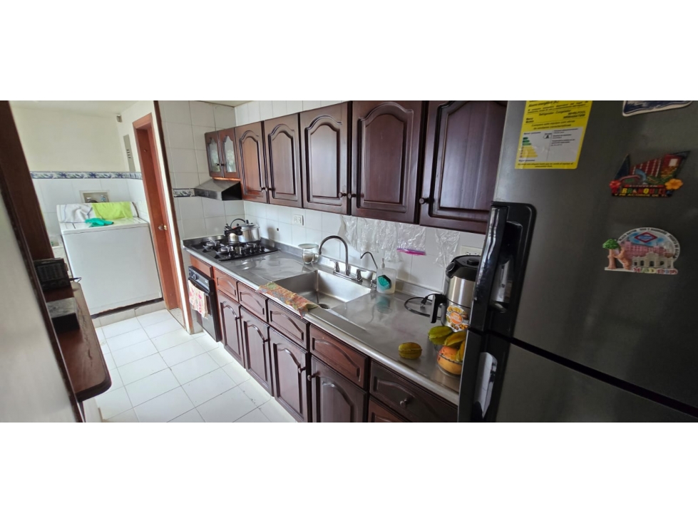 SE VENDE CASA DE TRES PISOS CERCA AL CENTRO