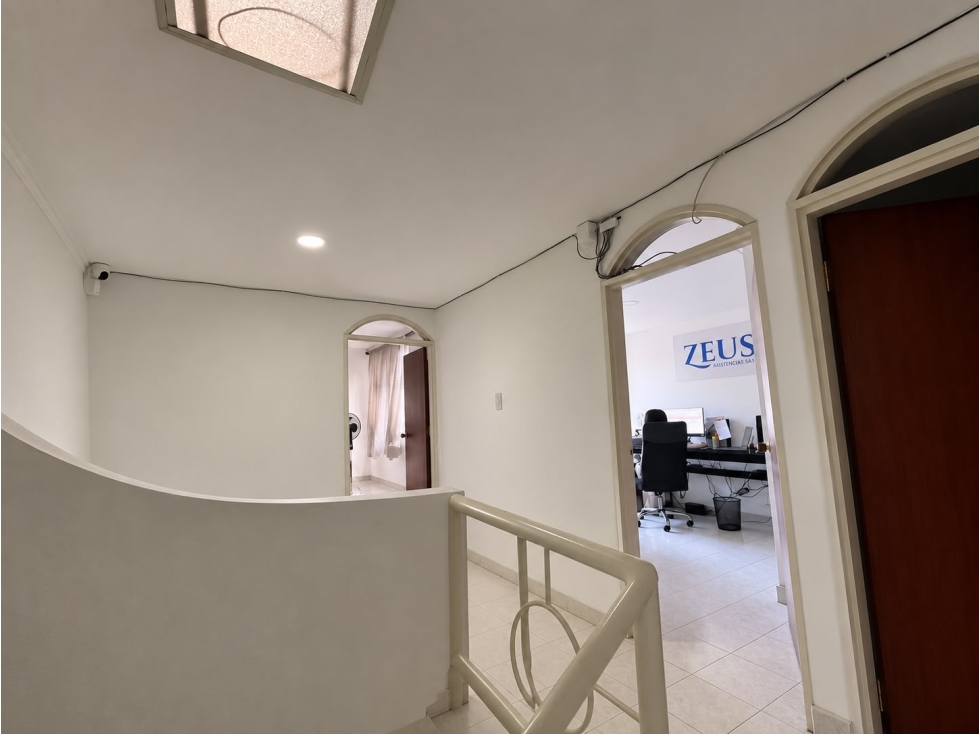 SE VENDE CASA COMERCIAL EN CORALES AREA 162 M2 CON DOBLE PARQUEADERO — foto 2