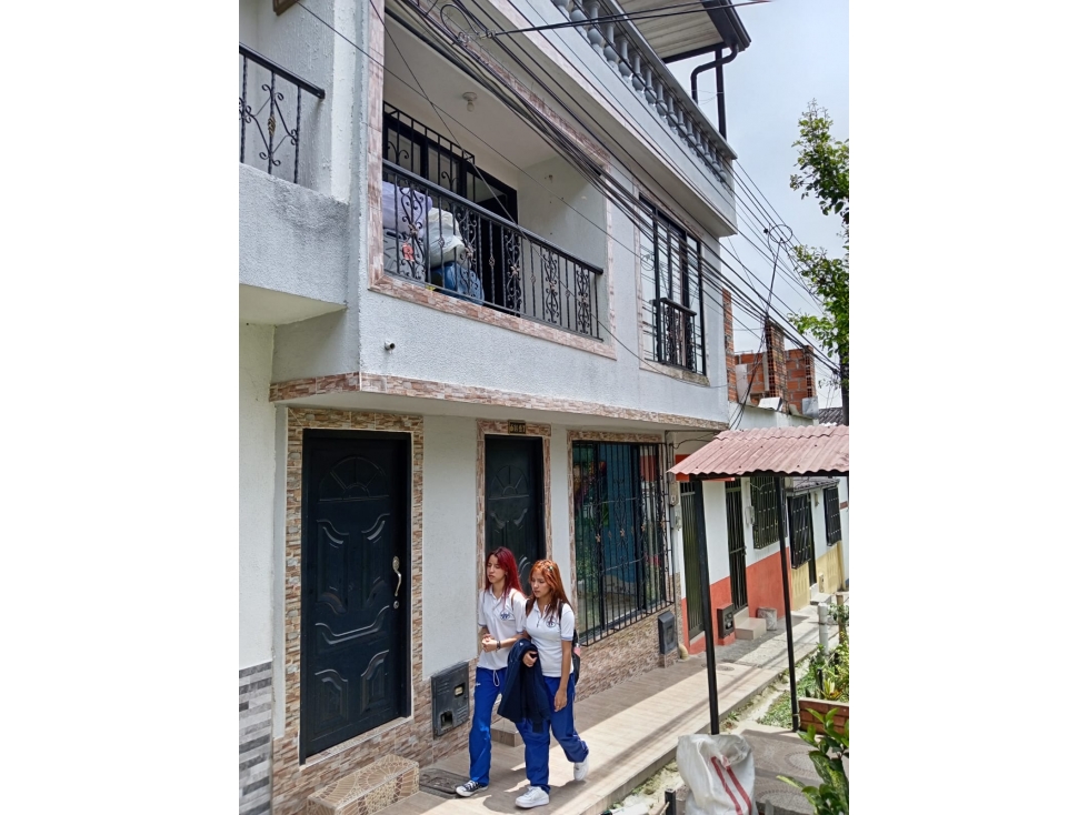 SE VENDE CASA EN CIUDAD BOQUIA INDEPENDIENTE DE DOS PISOS