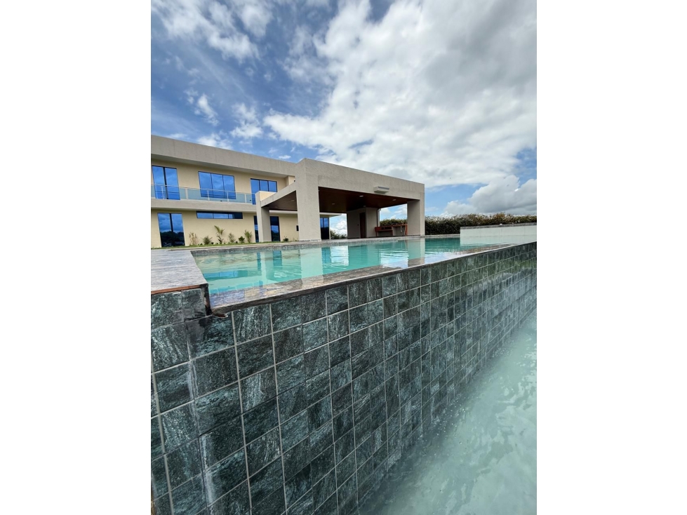 VENDO HERMOSA CASA CAMPESTRE A 15 MINUTOS DE PEREIRA