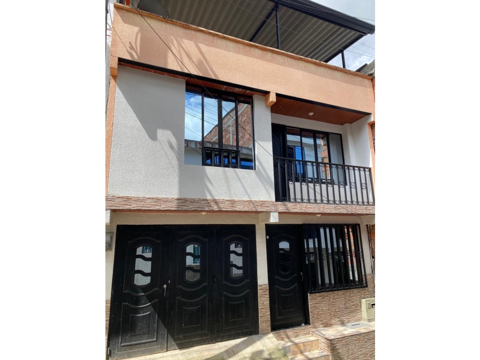 Venta de hermosa casa de tres pisos en Santa Rosa de Cabal - 1
