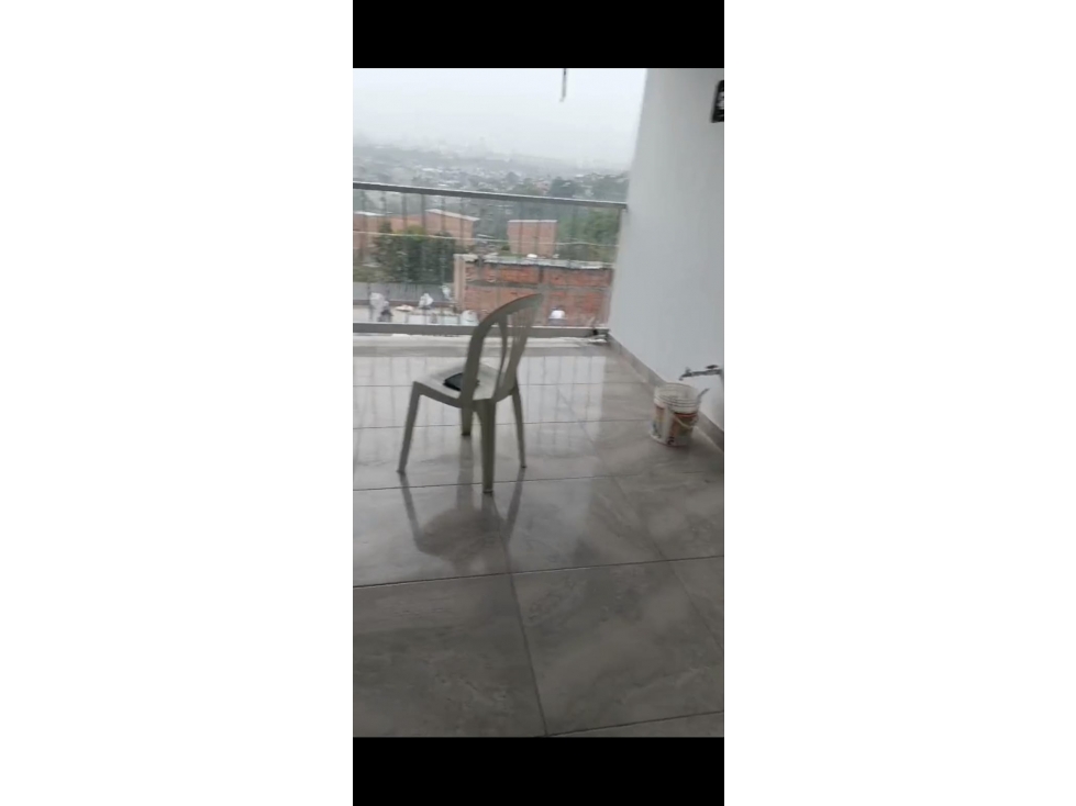 Venta de hermoso apartamento en un cuarto piso con excelente vista — foto 3