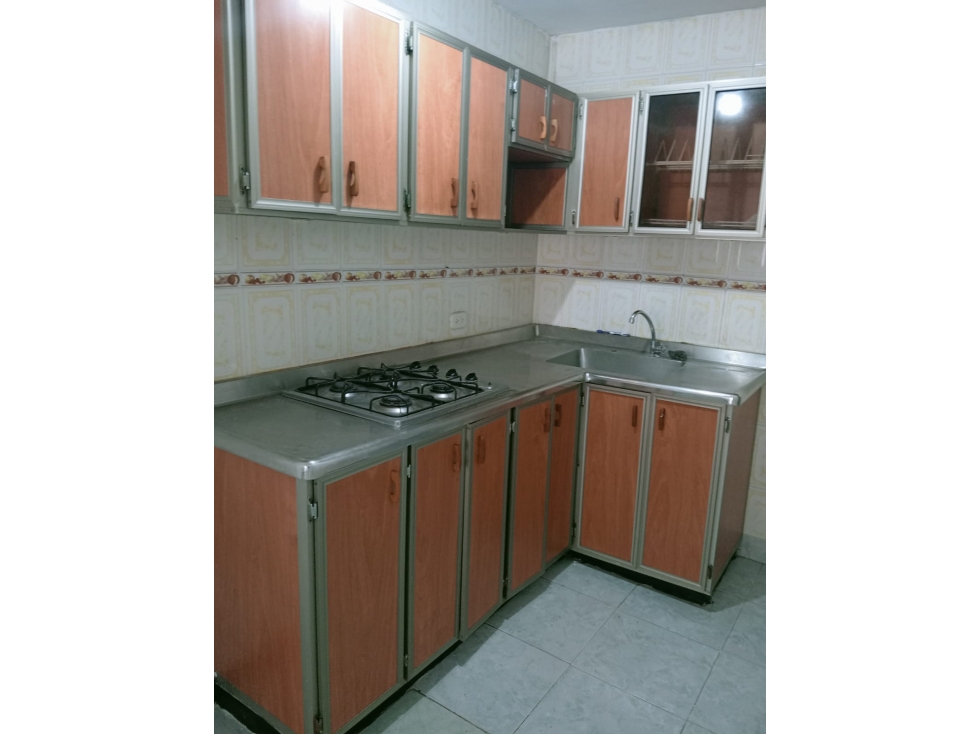 SE ARRIENDA 1 PISO EN LOS 2500 LOTES — foto 3