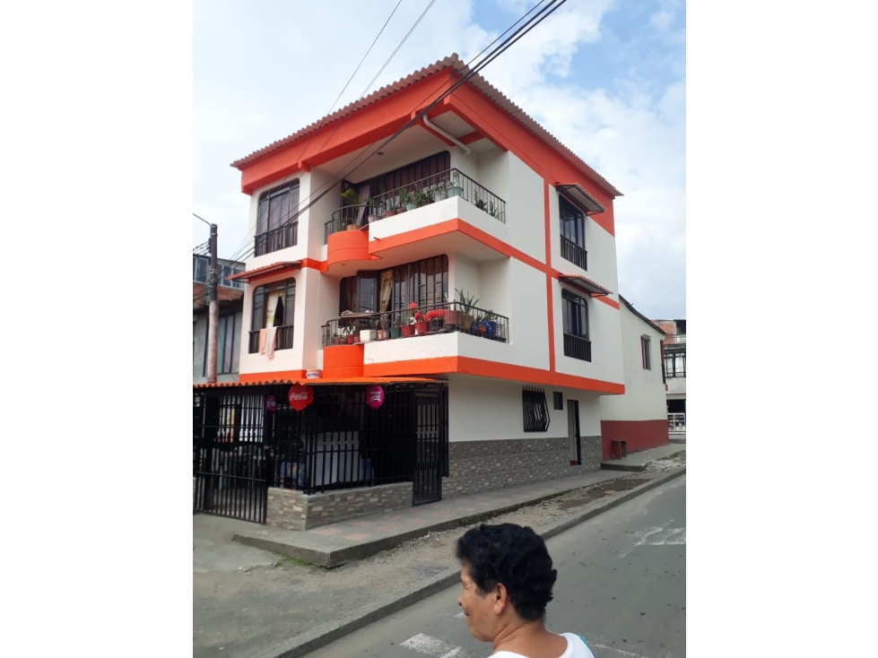 Casa en Frailes independiente esquinera. Rentable con locales. — foto 2