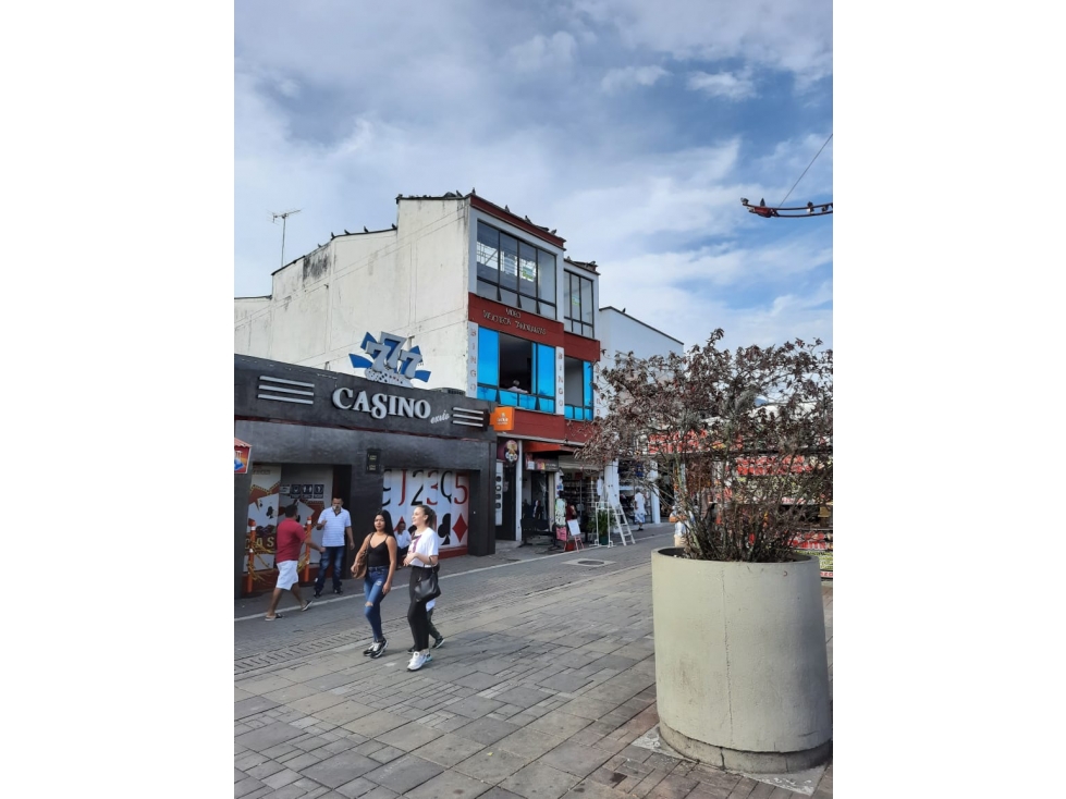 Se Vende Edificio en el parque de Cuba - 2