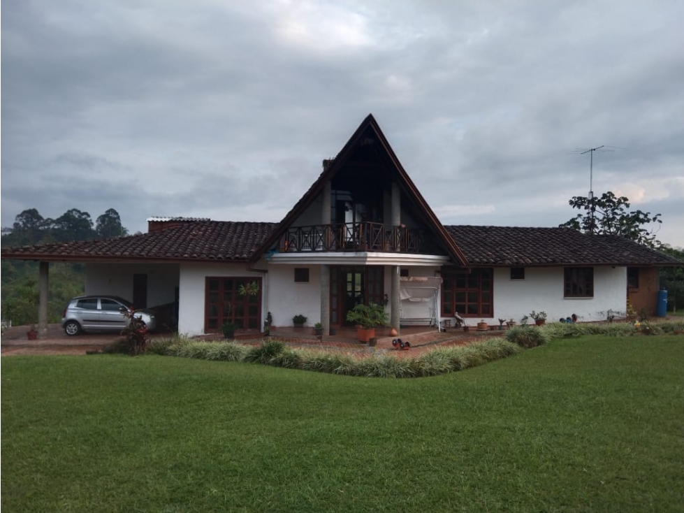 SE VENDE O PERMUTA CASA CAMPESTRE VIA ARMENIA
