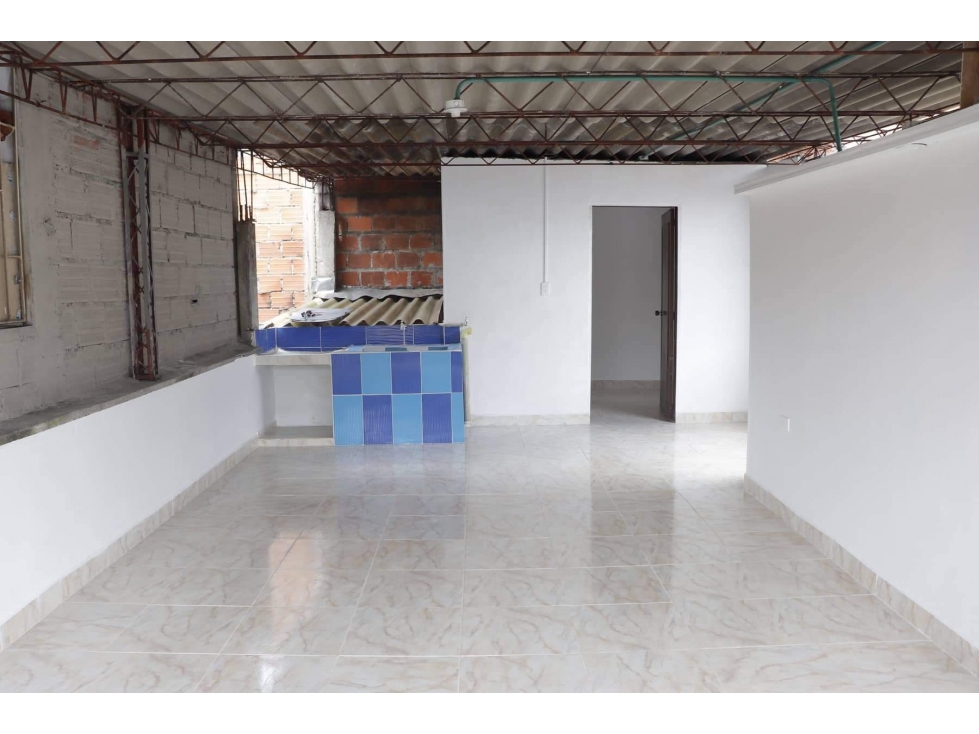 SE VENDE CASA DE 3 PISOS CON 2 VIVIENDAS INDEPENDIENTES EN SAMARIA