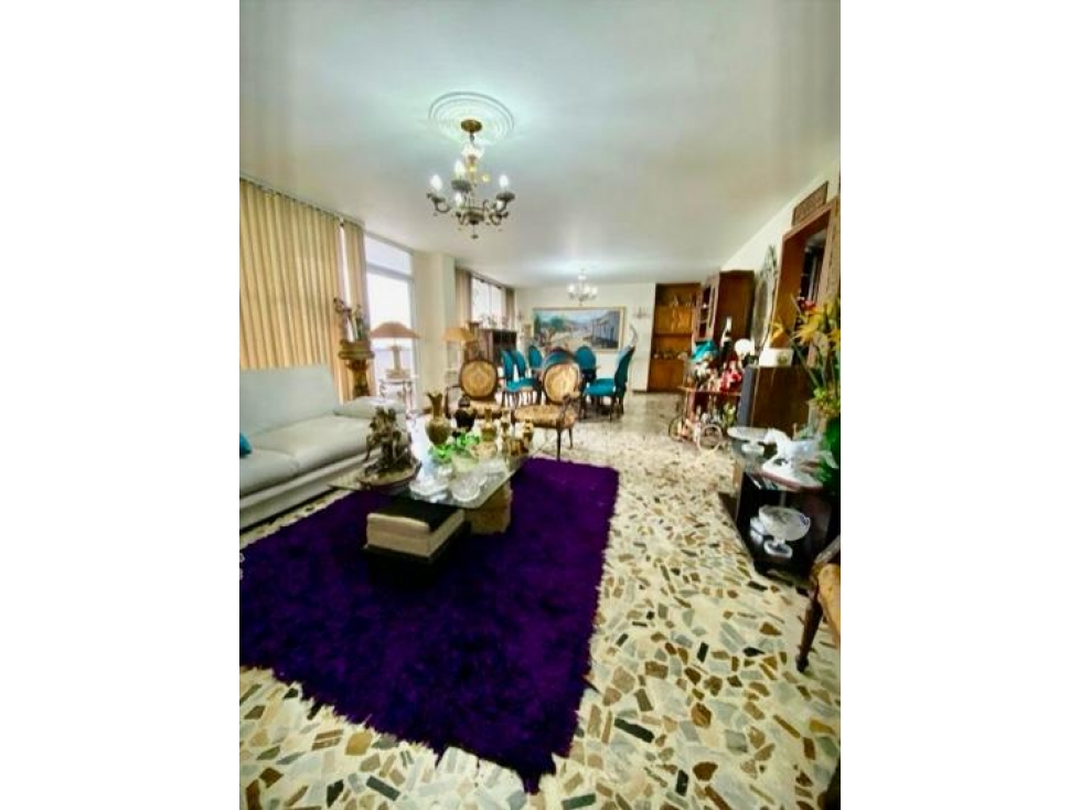 SE VENDE APARTAMENTO EN LA CIRCUNVALAR CON HERMOSA VISTA