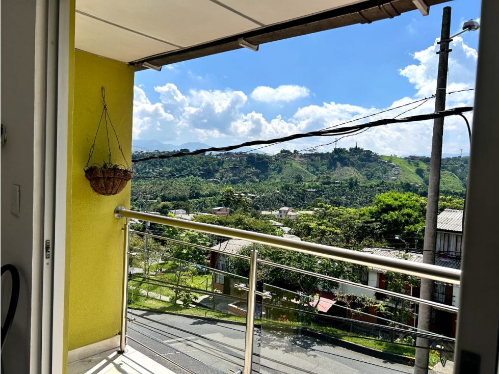 SE VENDE CASA EN LA HACIENDA CUBA DE PISOS CON GARAJE ESQUINERA