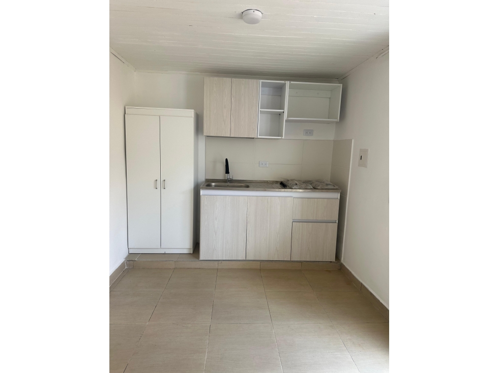 SE VENDE CASA REMODELADA EN LA VILLA CERCA AL ESTADIO
