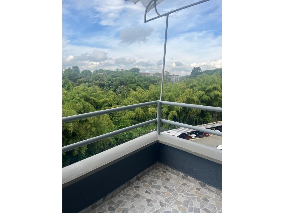 SE VENDE O PERMUTA APARTAMENTO REMODELADO EN MARAYA AREA 90 M2