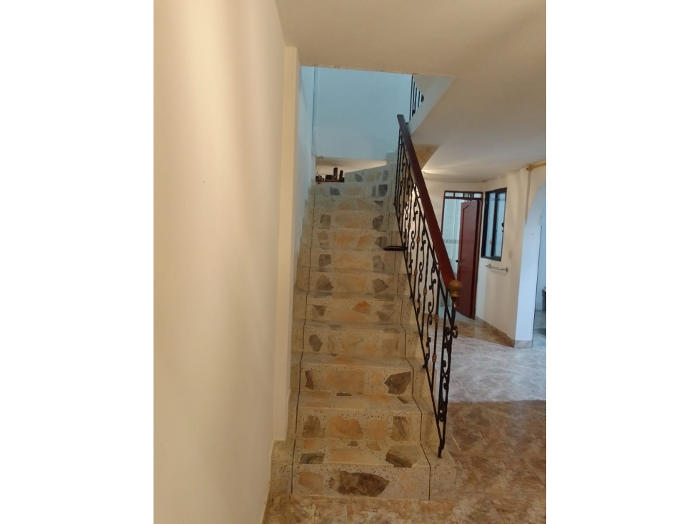 SE VENDE CASA DE DOS PISOS UNIFAMILIAR EN SAMARIA 2