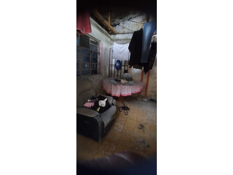 SE VENDE CASA GRANDE PARA REMODELAR A UNA CUADRA DE PARQUE ARBOLEDA — foto 2