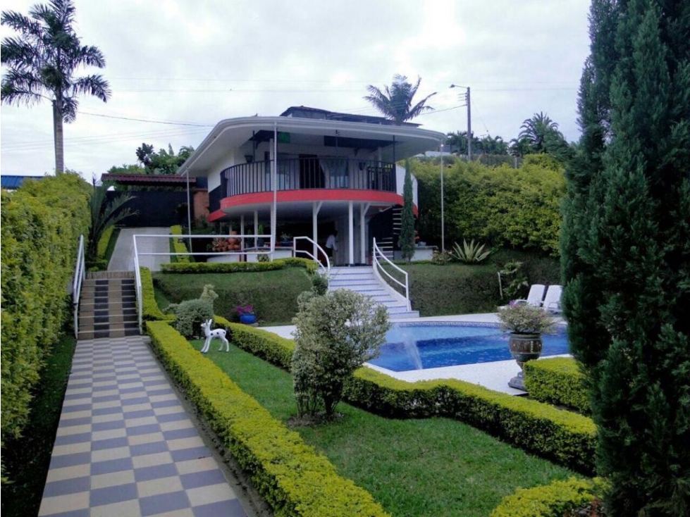 SE VENDE FINCA EN SANTA ROSA CON DOS CASA SOBRE VIA PRINCIPAL