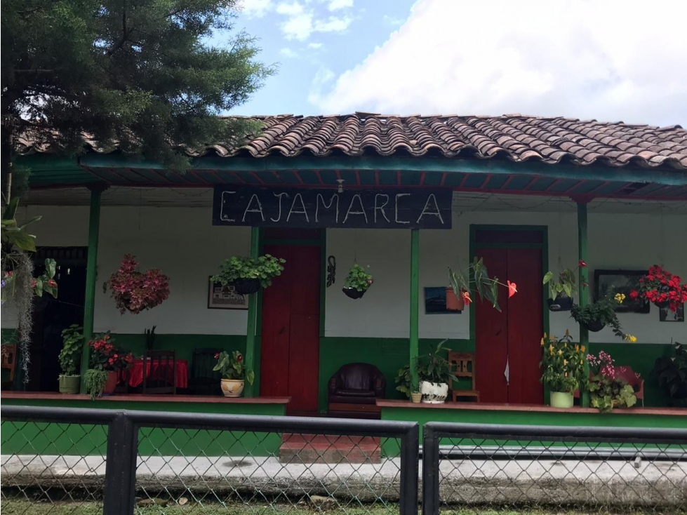 Se vende finca de 19 cuadras con casa típica en vía a Marsella - 2