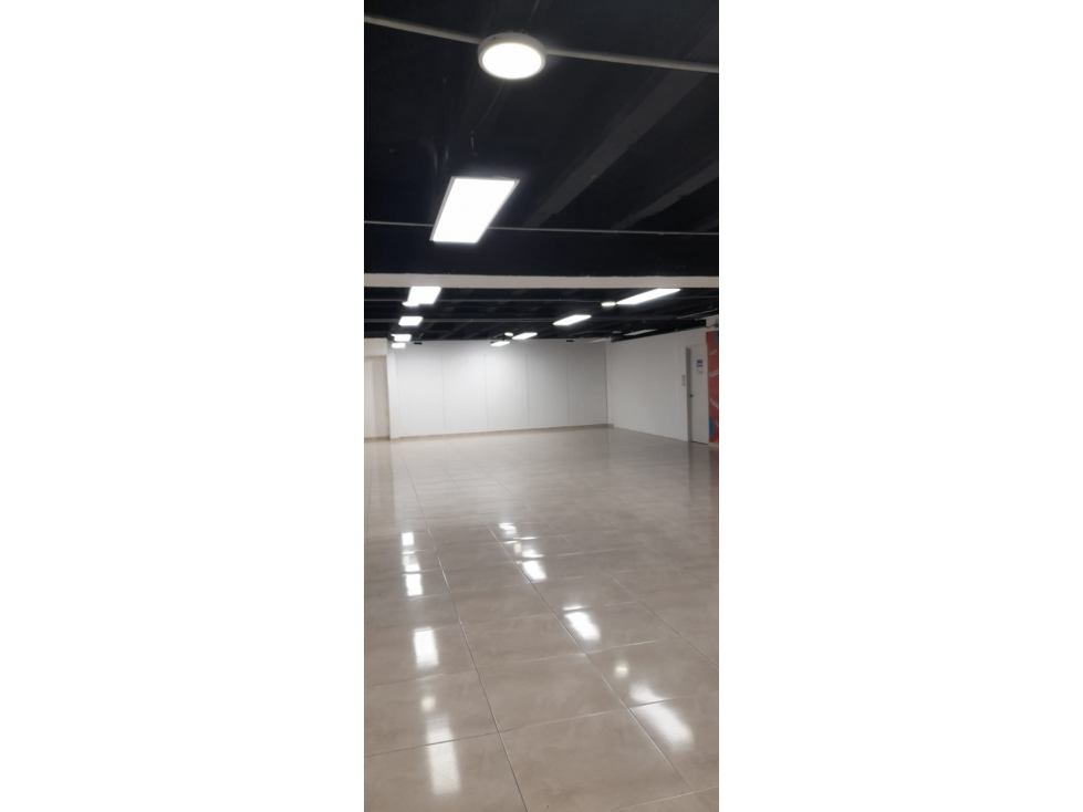 Se Vende Increible Local en la Plaza de Bolivar 384 m2 — foto 2
