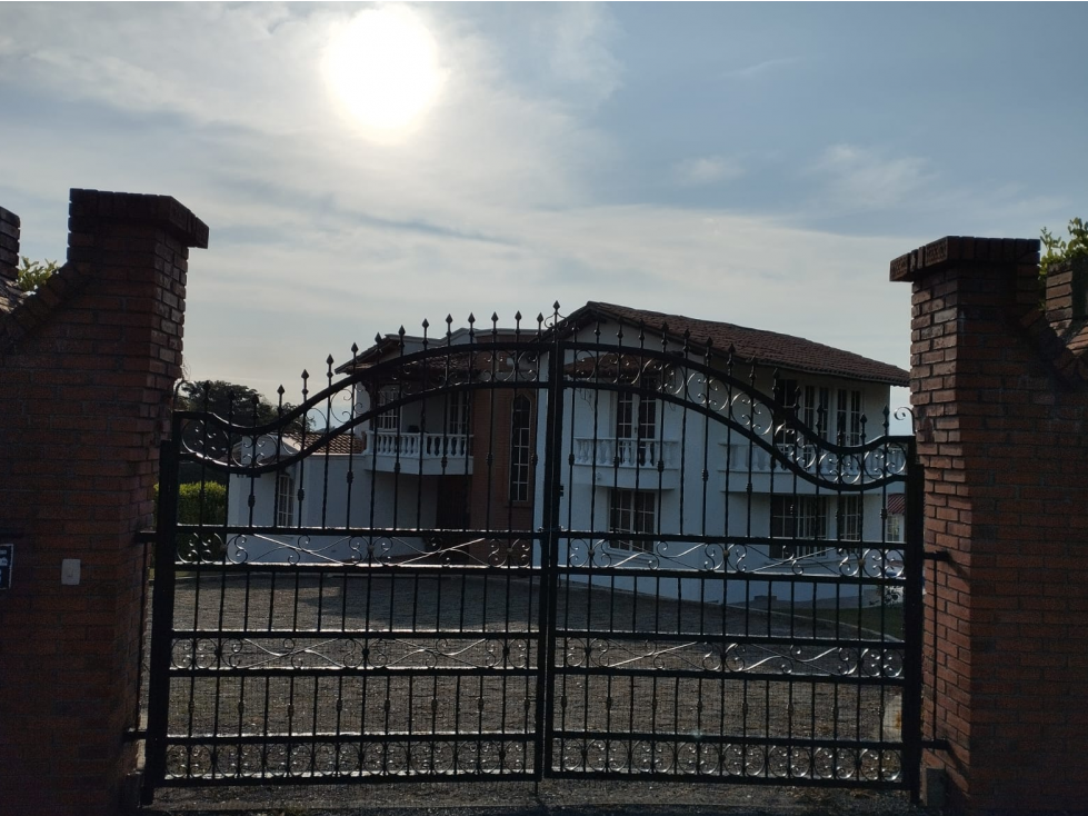 SE VENDE CASA EN HERMOSO CONDOMINIO EN COMBIA