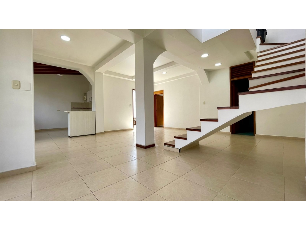 SE VENDE ESPECTACULAR CASA DUPLEX EN EL JARDIN PEATONAL — foto 2