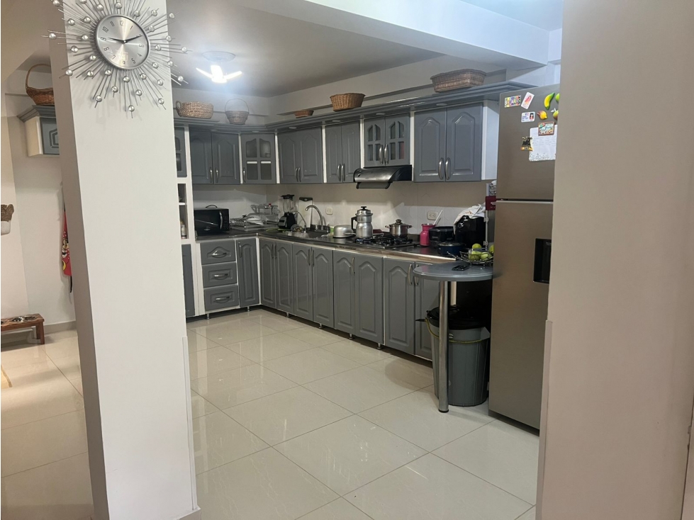 SE VENDE CASA HERMOSA EN BELMONTE AREA 196 M2 CON GARAJE