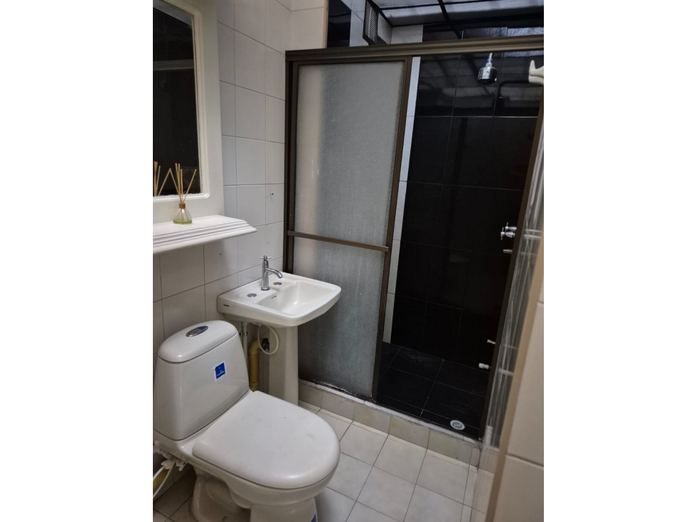 SE VENDE APARTAMENTO EN EL CENTRO EXCELENTE UBICACION — foto 2