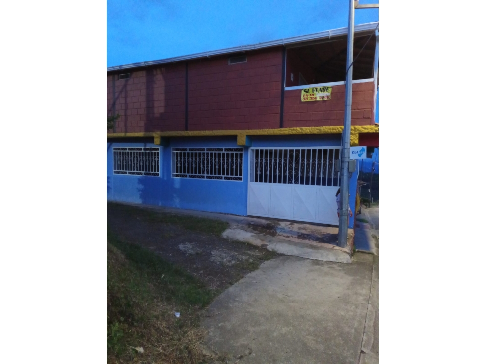 Se vende casa dúplex esquinera con local en Santuario - 2