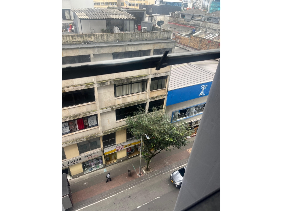 SE VENDE OFICINA EN LA PLAZA DE BOLIVAR CON ASCENSOR — foto 4