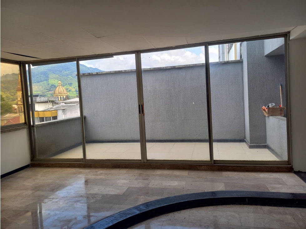 SE VENDE OFICINA EN EL CENTRO CON 3 PARQUEADEROS Y TERRAZA — foto 2