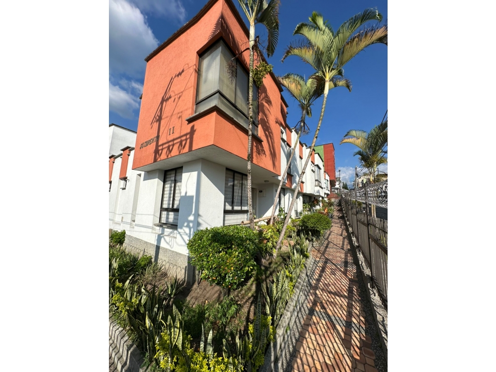 Se Vende Hermosa Casa De 2 Pisos en Armenia en el Centro — foto 2