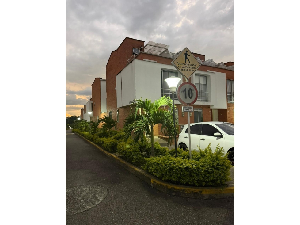 SE VENDE CASA EN CONJUNTO ARCO IRIS DE LA COLINA AV SUR