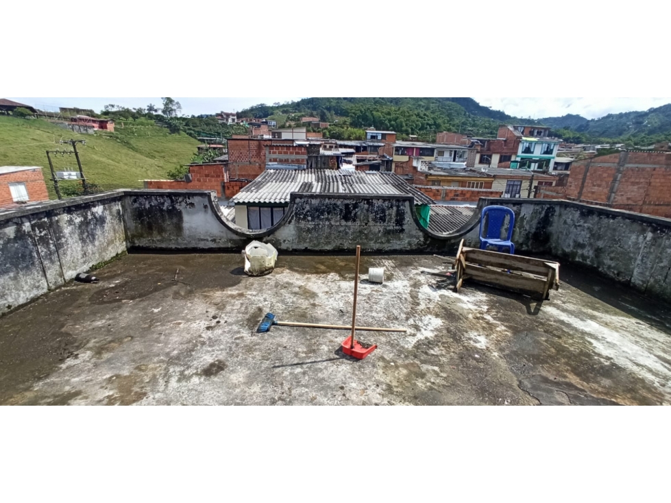 SE VENDE CASA DE 4 PISOS RENTABLE EN FRAILES