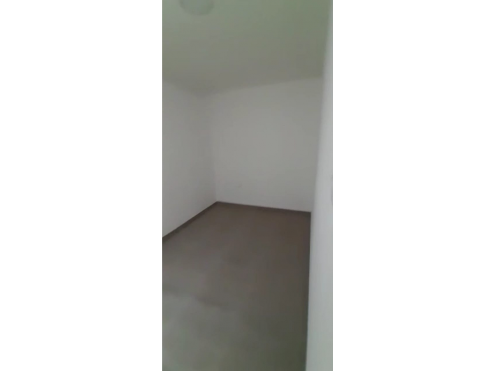SE VENDE HERMOSA CASA REMODELADA EN SANTA ROSA CON LOCAL — foto 3