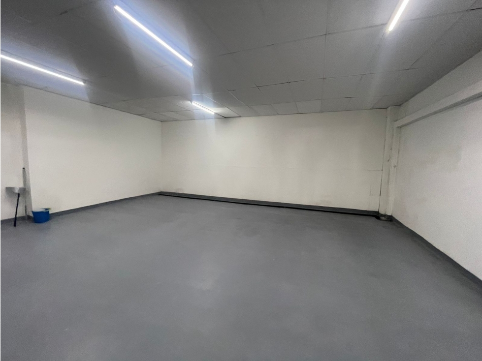 Se vende Bodega Renovada de 240 m² en el centro - 3