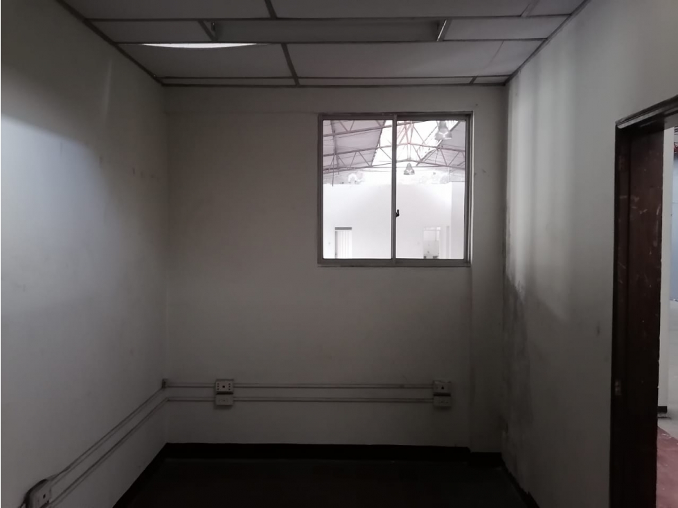 ¡Se arrienda amplia bodega, Av del río, Pereira! - 6