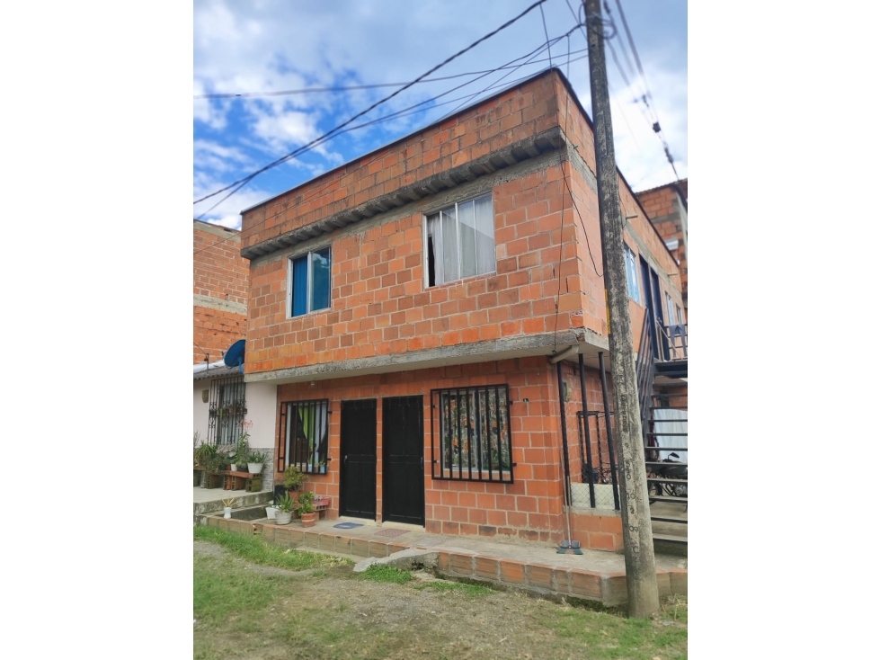 SE VENDE CASA CON VIVIENDAS INDEPENDIENTES 4 RENTAS
