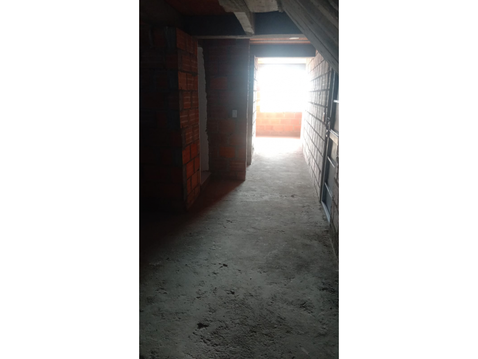Venta de apartamento , tercer piso en obra negra para terminar — foto 3