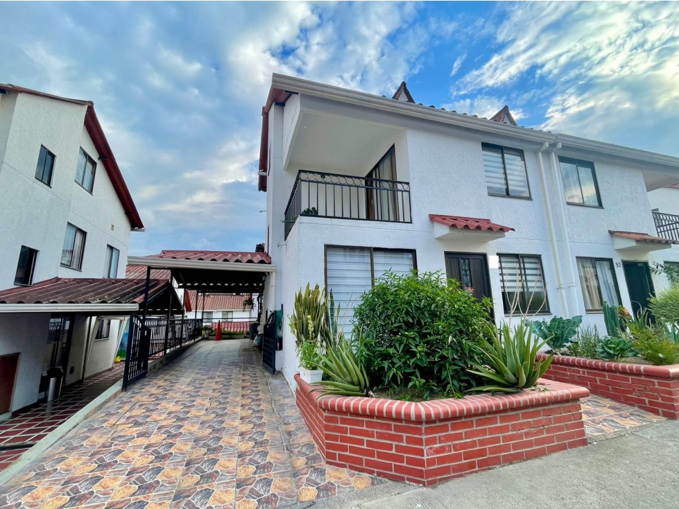 SE VENDE O PERMUTA CASA EN CONJUNTO CERRADA ENSEGUIDA DE UNICENTRO