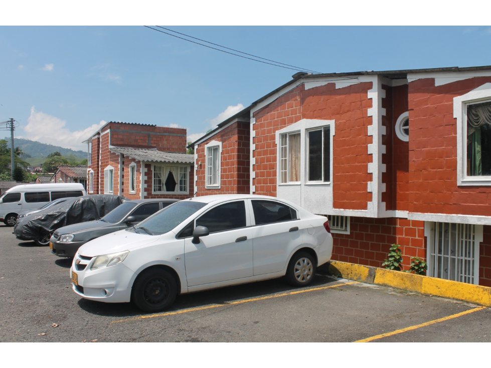 Edificio de tres pisos en venta en Aguazul Dosquebradas - 3