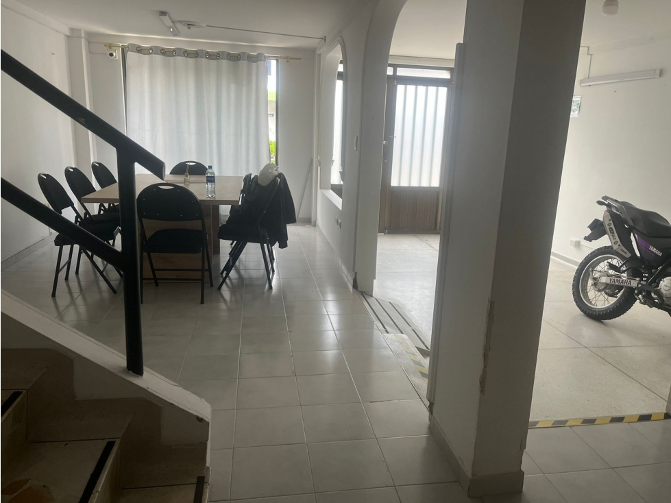 Se vende amplia casa dúplex con garaje en Corales