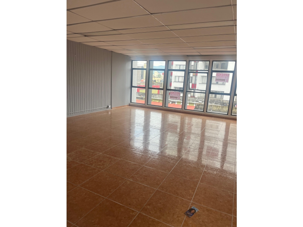 SE VENDE OFICINA EN LA PLAZA DE BOLIVAR CON ASCENSOR