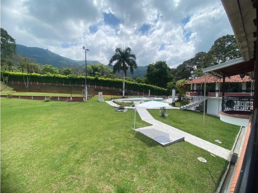 Se vende finca en Combia con piscina y múltiples construcciones — foto 3