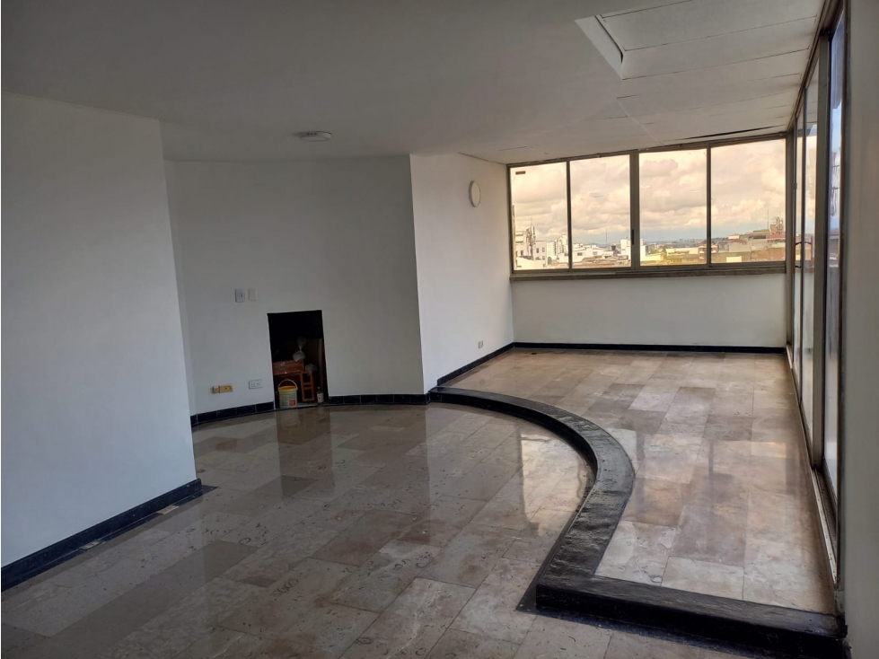 SE VENDE OFICINA EN EL CENTRO CON 3 PARQUEADEROS Y TERRAZA — foto 3