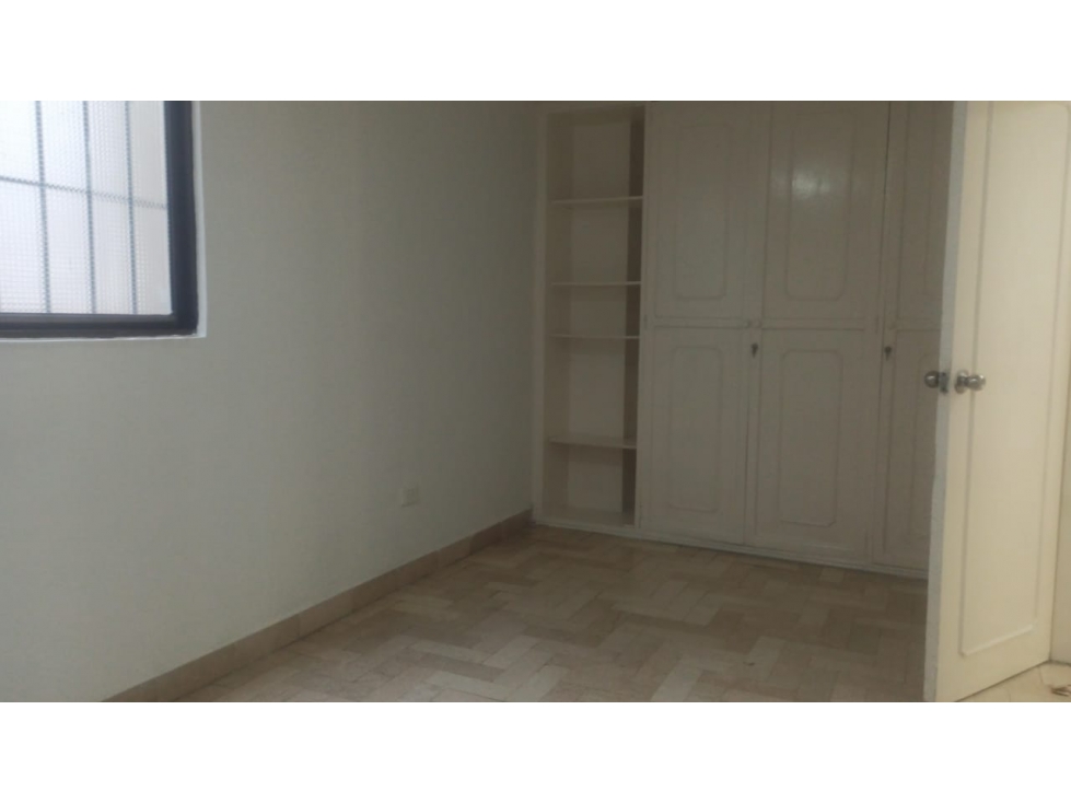 SE VENE APARTAMENTO EN LA AVENIDA 30 DE AGOSTO AREA 170M2 — foto 3