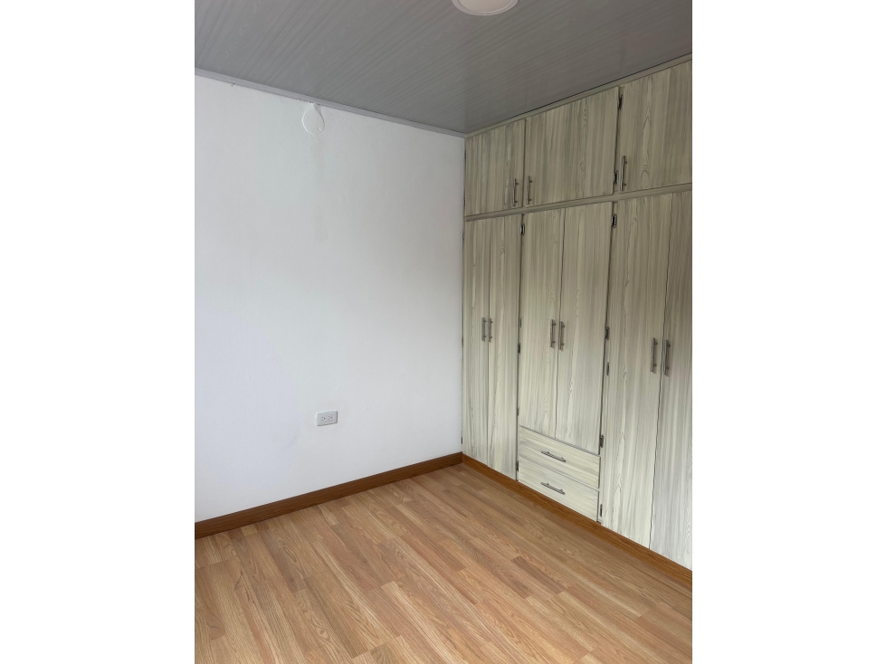 SE VENDE CASA REMODELADA EN LA VILLA CERCA AL ESTADIO — foto 5